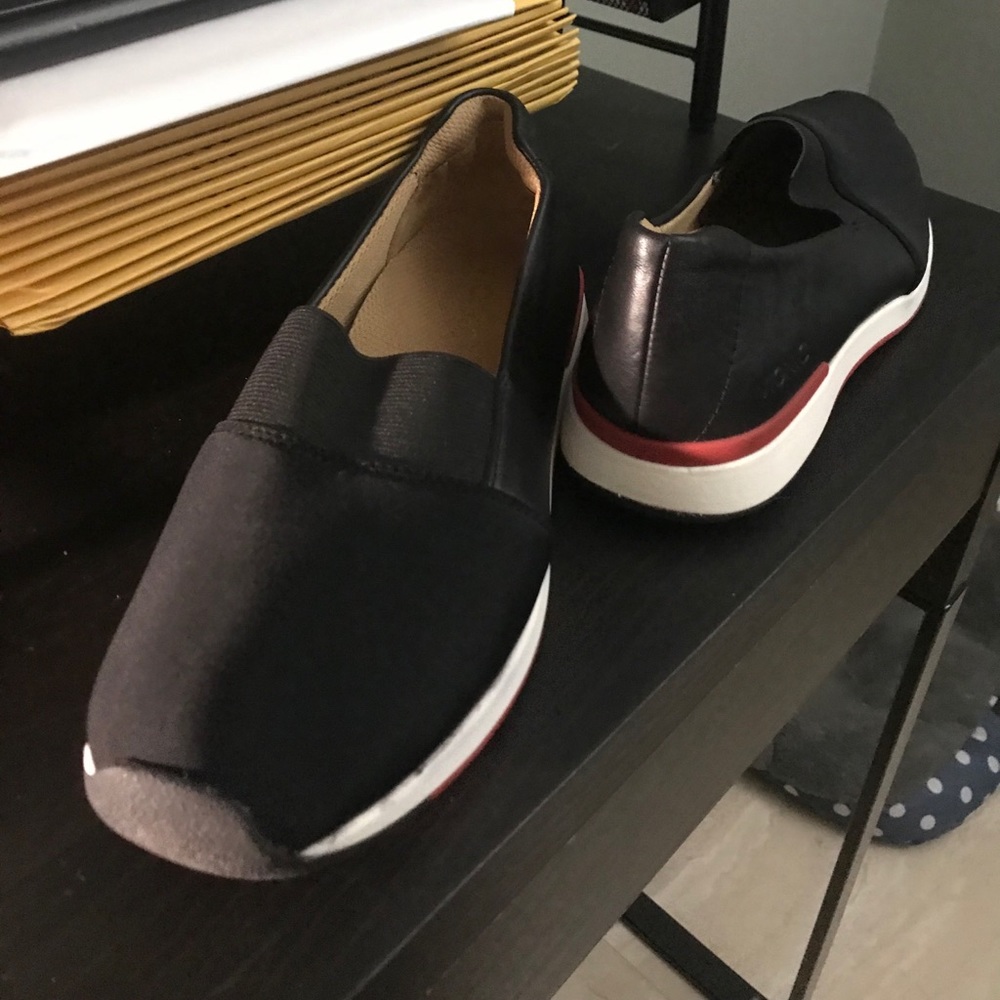 Vionic shoes size 8